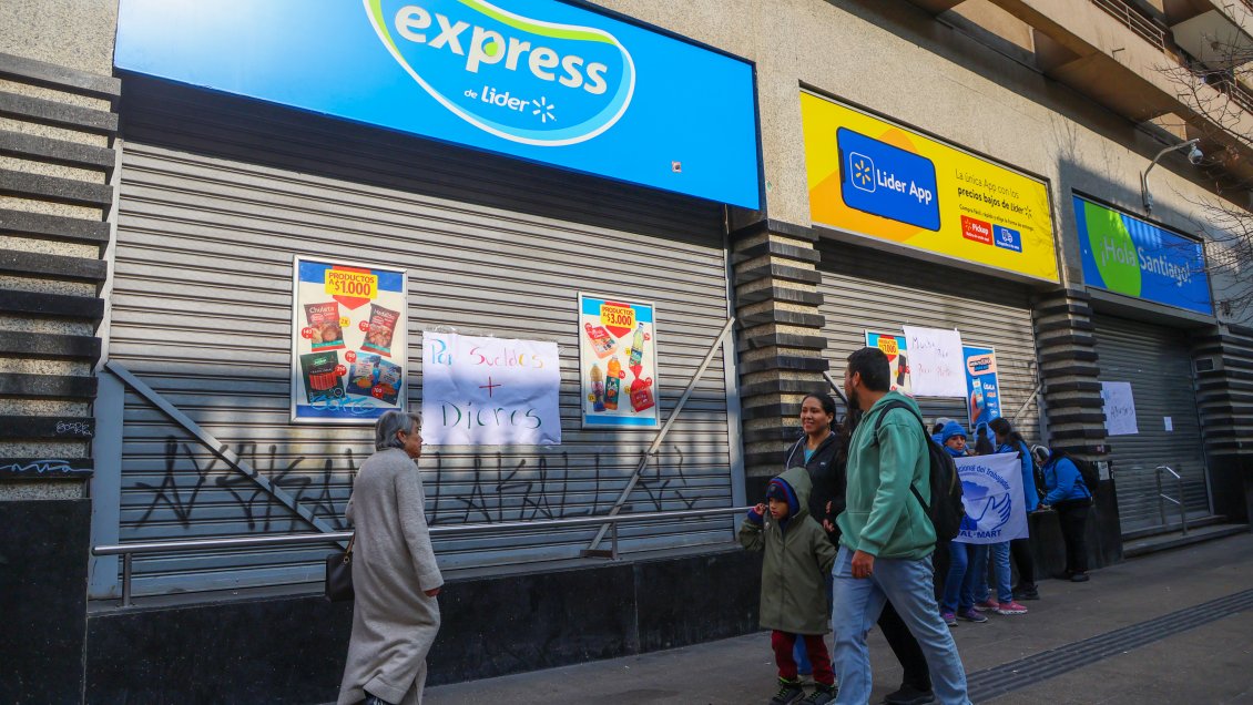 Huelga moviliza a más de 10 mil trabajadores de Walmart Chile