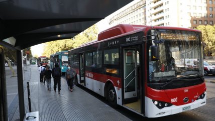  Gobierno desoye al panel de expertos y modera alza del transporte público en Santiago  