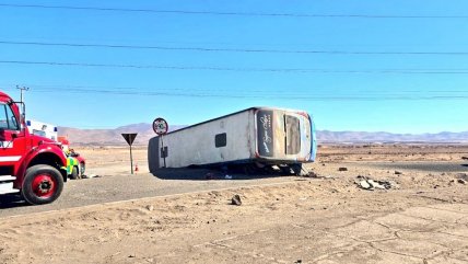   Volcamiento de un bus dejó dos fallecidos y 22 heridos en Pozo Almonte 