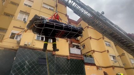   Evacuan por el balcón a un hombre de 300 kilos y lo trasladan al hospital con una autogrúa 