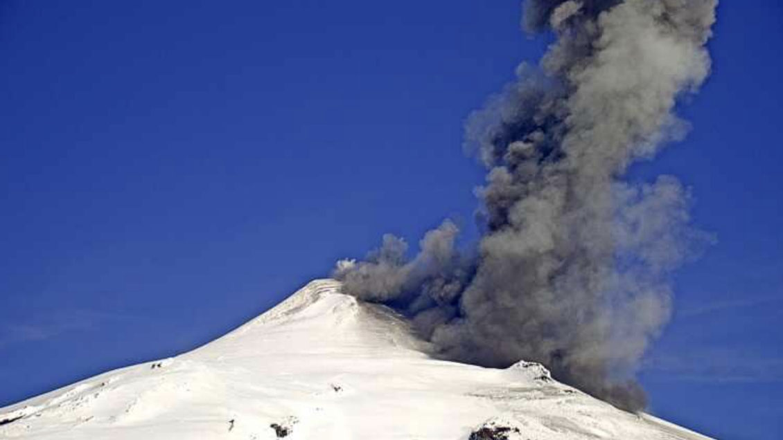 Volcán Villarrica registró nuevo pulso eruptivo: Columna alcanzó 780 metros de altura
