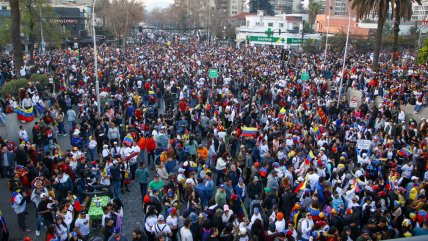   Miles de venezolanos se movilizan en Santiago a la espera de los resultados de la elección 