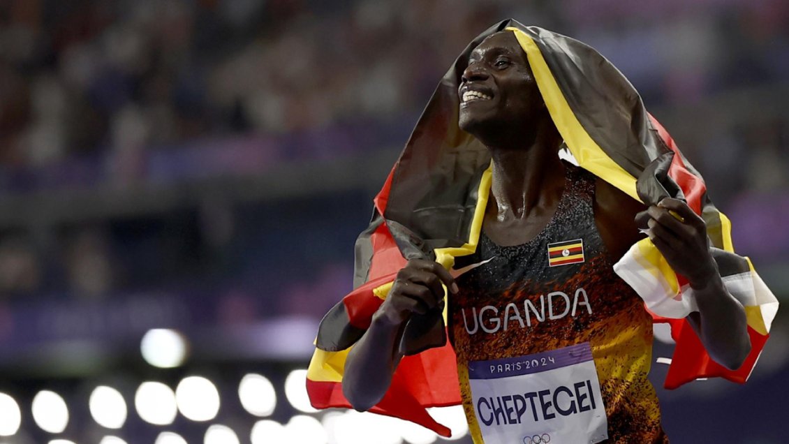 Joshua Cheptegei deslumbró en París 2024 con oro y récord olímpico en los 10.000 metros Joshua Cheptegei deslumbró en París 2024 con oro y récord olímpico en los 10.000 metros