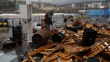   Marejadas destruyeron restaurante en el Muelle Barón 