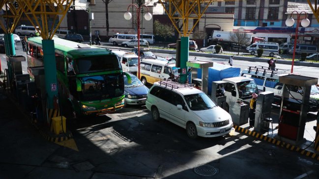 Gobierno de Bolivia garantiza distribución de combustible ante largas filas en estaciones