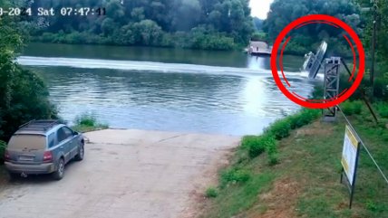   Hungría: Lancha policial tropezó con un cable y se fue a pique 