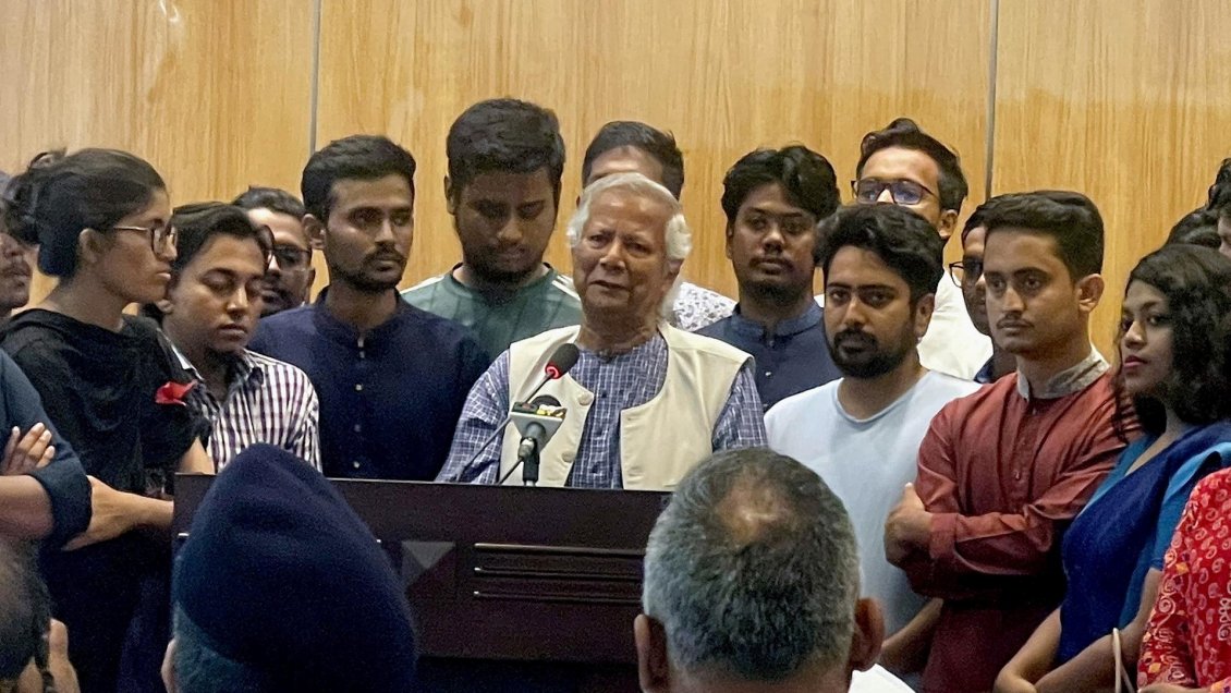 Junto a manifestantes, Muhammad Yunus juró como líder del gobierno de Bangladesh