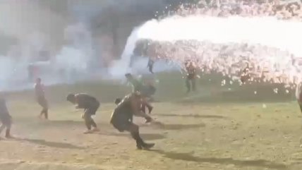   Barristas desataron infierno pirotécnico en un partido de fútbol amateur 