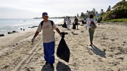   Cubanos limpian playa de La Habana para ayudar al mantenimiento del ecosistema 