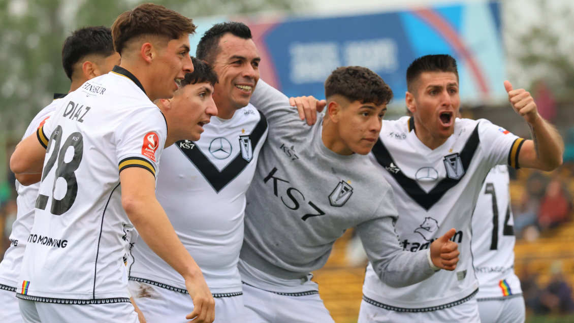 ¿Por qué Esteban Paredes usó una camiseta distinta a la de sus compañeros en S. Morning? ¿Por qué Esteban Paredes usó una camiseta distinta a la de sus compañeros en S. Morning?
