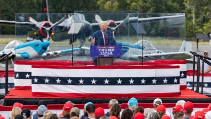   Efecto atentado: Trump volvió al aire libre, pero tras un cristal antibalas 