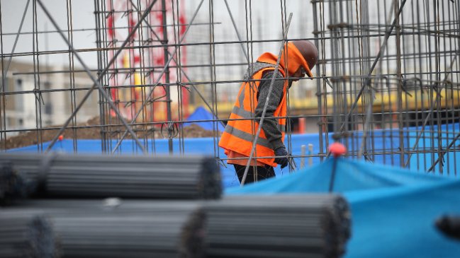 Economista David Bravo planteó claves para combatir la informalidad laboral