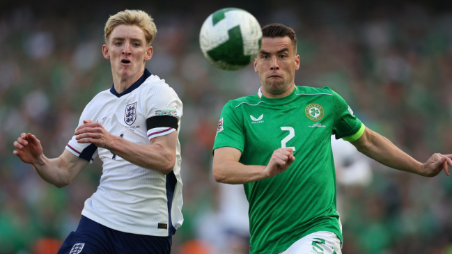   Hincha vestido de jugador invadió la cancha en Irlanda y se alineó con la selección inglesa 