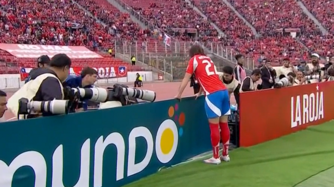   Brereton golpeó de forma accidental a un fotógrafo en el partido de Chile y Bolivia 