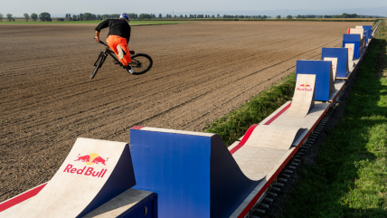   Dawid Godziek hizo historia con el primer viaje en bicicleta sobre un tren en movimiento 