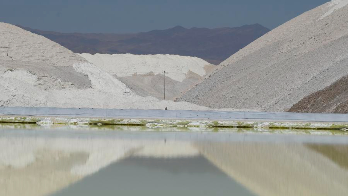 China lidera esfuerzo global de electromovilidad con países productores de litio