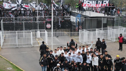   Jugadores de Colo Colo compartieron con hinchas en el Monumental antes del viaje a Buenos Aires 