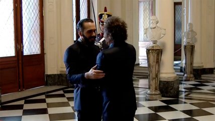   Milei recibió a Bukele en la Casa Rosada con un abrazo 