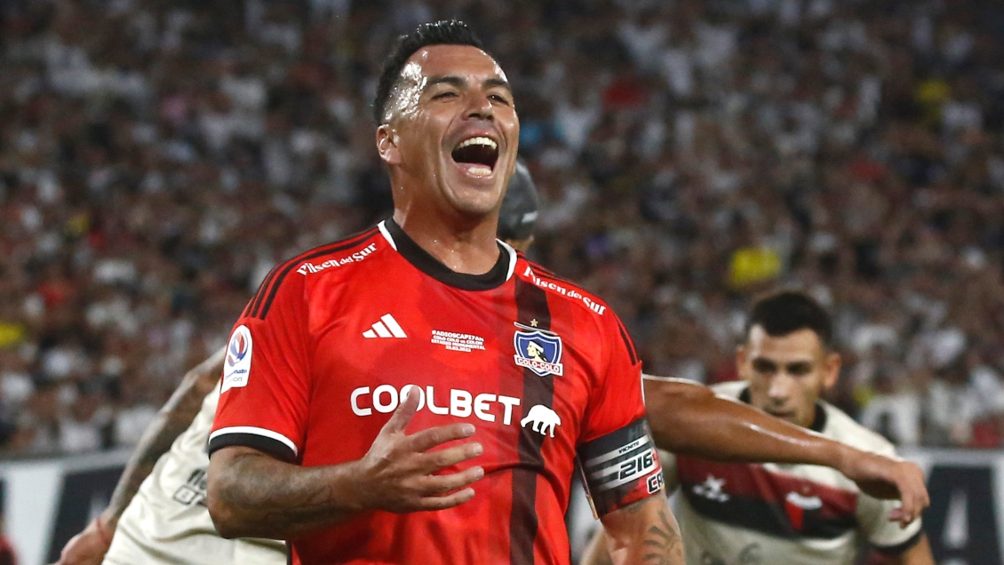 Un hincha más: Paredes alentó a Colo Colo desde la galería y se fotografió con Vidal Un hincha más: Paredes alentó a Colo Colo desde la galería y se fotografió con Vidal