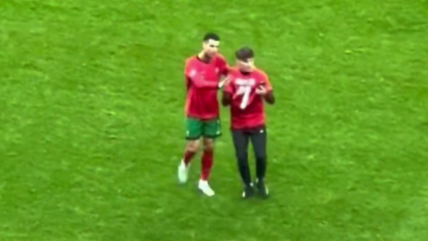   [VIDEO] Cristiano tuvo gran gesto con fanático que entró a la cancha para tomar una selfie 