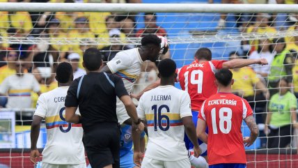   [VIDEO] Davinson Sánchez tuvo afortunado cabezazo y abrió la cuenta ante Chile 