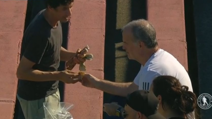   Con maní confitado incluido: Bielsa se robó las miradas durante partido en Uruguay 