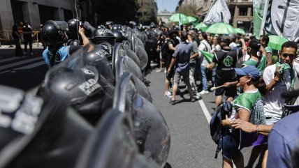   Empleados públicos de Argentina realizan huelga de 36 horas ante recortes y bajos salarios 