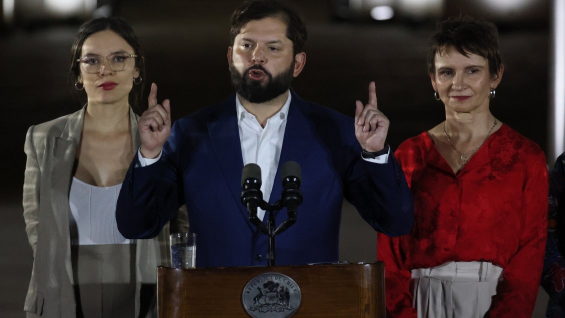 Oposición insiste en salida de Tohá mientras Ejecutivo alista cambio de gabinete