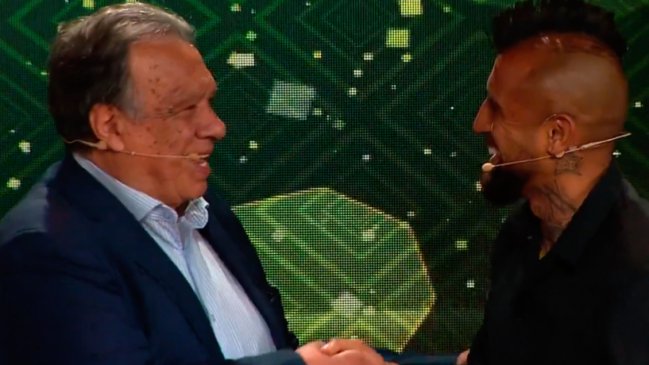 Arturo Vidal entregó Premio Leyenda a Elías Figueroa: 