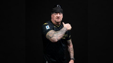   Genoa presentó su tercera camiseta con The Undertaker como gran protagonista 
