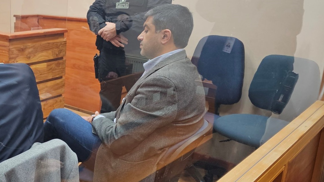 Imputado por delitos sexuales, alcalde de Victoria dejó arresto para jurar nuevo mandato