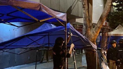   Primera noche de Desbordes como alcalde: Retiraron toldos azules de Meiggs 