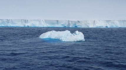  El iceberg más grande del mundo está a la deriva por el océano Antártico  