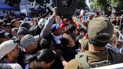   Miles de migrantes llegaron al Estadio Víctor Jara para enrolarse en el Registro Civil 