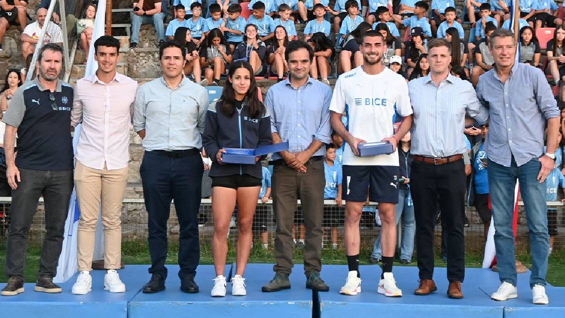 U. Católica premió a Thomas Gillier y Pamela Cabezas como los mejores del Fútbol Formativo U. Católica premió a Thomas Gillier y Pamela Cabezas como los mejores del Fútbol Formativo