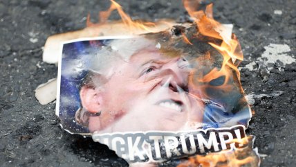   Queman una bandera de EE.UU. y carteles de Trump en Panamá 