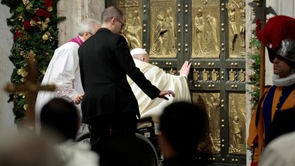   El papa abre la Puerta Santa de San Pedro y da inicio al Jubileo 