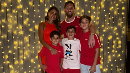   Lionel Messi y Antonela Roccuzzo causaron furor con su look navideño 