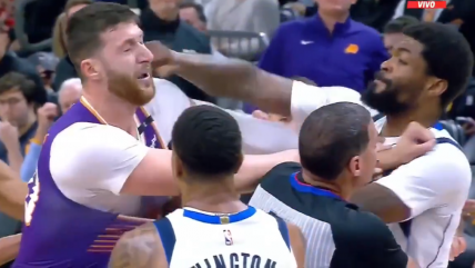   [VIDEO] Jugadores terminaron a los golpes en el duelo de los Suns y Mavericks 