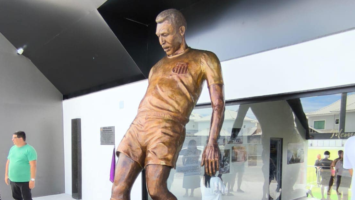 Una estatua gigante se robó las miradas en la apertura del Estadio Una estatua gigante se robó las miradas en la apertura del Estadio