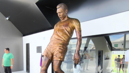   Una estatua gigante se robó las miradas en la apertura del Estadio 