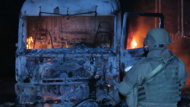 Ataque incendiario en Los Álamos dejó una camioneta y cuatro camiones destruidos