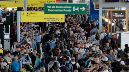   Aeropuerto de Santiago es uno de los más puntuales del mundo, según ranking 