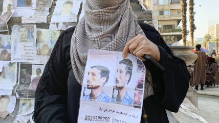  Miles de sirios aún buscan a sus desaparecidos a un mes de la caída de Al Asad  