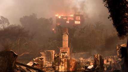   Incendios en Los Ángeles: Dos fallecidos, miles de evacuados y cierre del tráfico áereo 