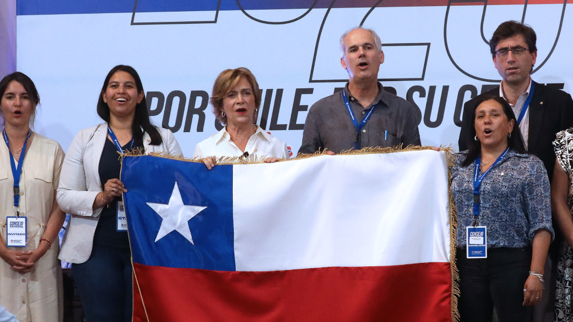 Renovación Nacional proclamó a Evelyn Matthei como su candidata presidencial