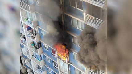   Incendio afectó a sexto piso de un edificio de Santiago Centro 