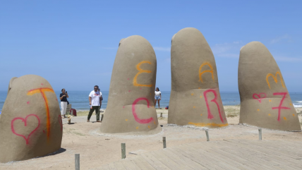   Escultura en Punta del Este fue vandalizada con un mensaje de amor a Cristiano Ronaldo 