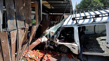   Lo Prado: Furgón chocó a otro vehículo y quedó incrustado en una casa 