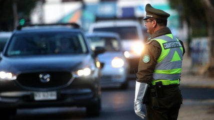   Está prohibido por ley: Vitacura multará a quienes laven sus autos en la calle 